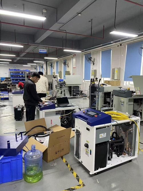 Последние новости компании о Shenzhen Hanwei Laser: Техники производят машины в соответствии с профессиональными стандартами